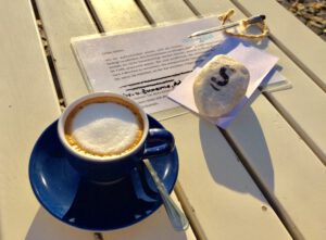 31.10.2020. Letzter Espresso macchiato vor dem Lockdown. Im Café Auszeit auf dem Lutherplatz in Heidelberg-Neuenheim. Foto: C. Hoécker